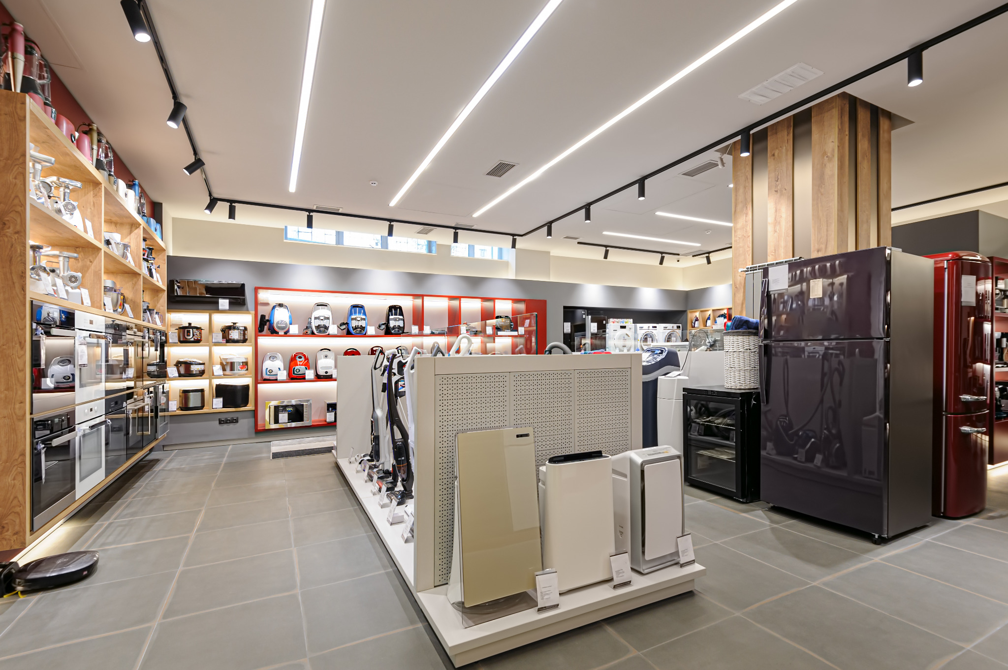 Vista interior de showroom comercial con revestimientos destacados